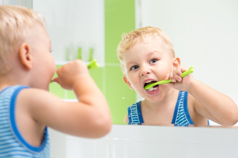 Почему у ребенка гниют молочные зубы в 2 года