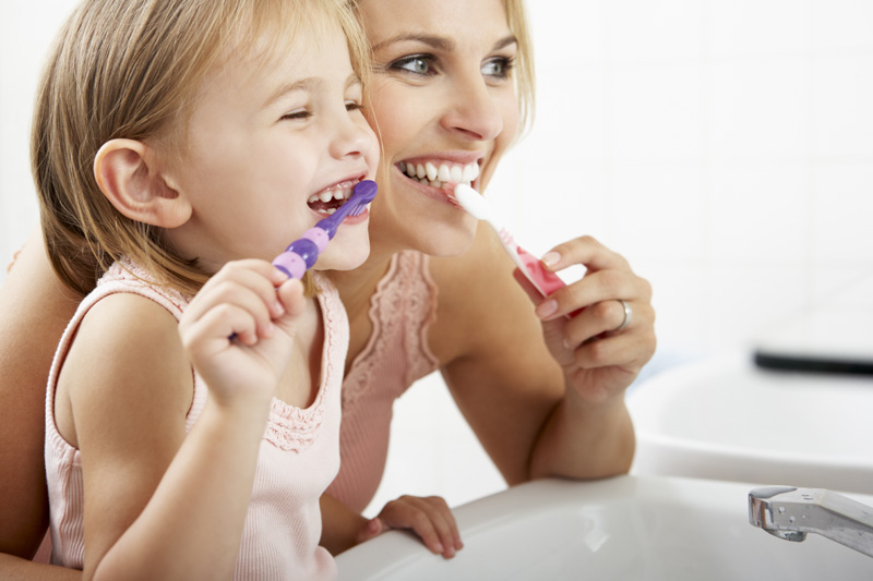 Почему гниют зубки у ребенка 2 года