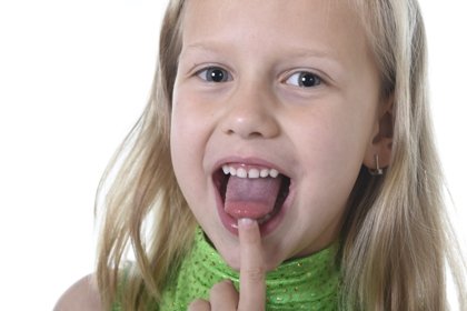 Пятна и налет на языке у ребенка: причины, лечение