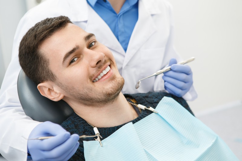 Шатаются зубы у взрослого  — причины и лечение
